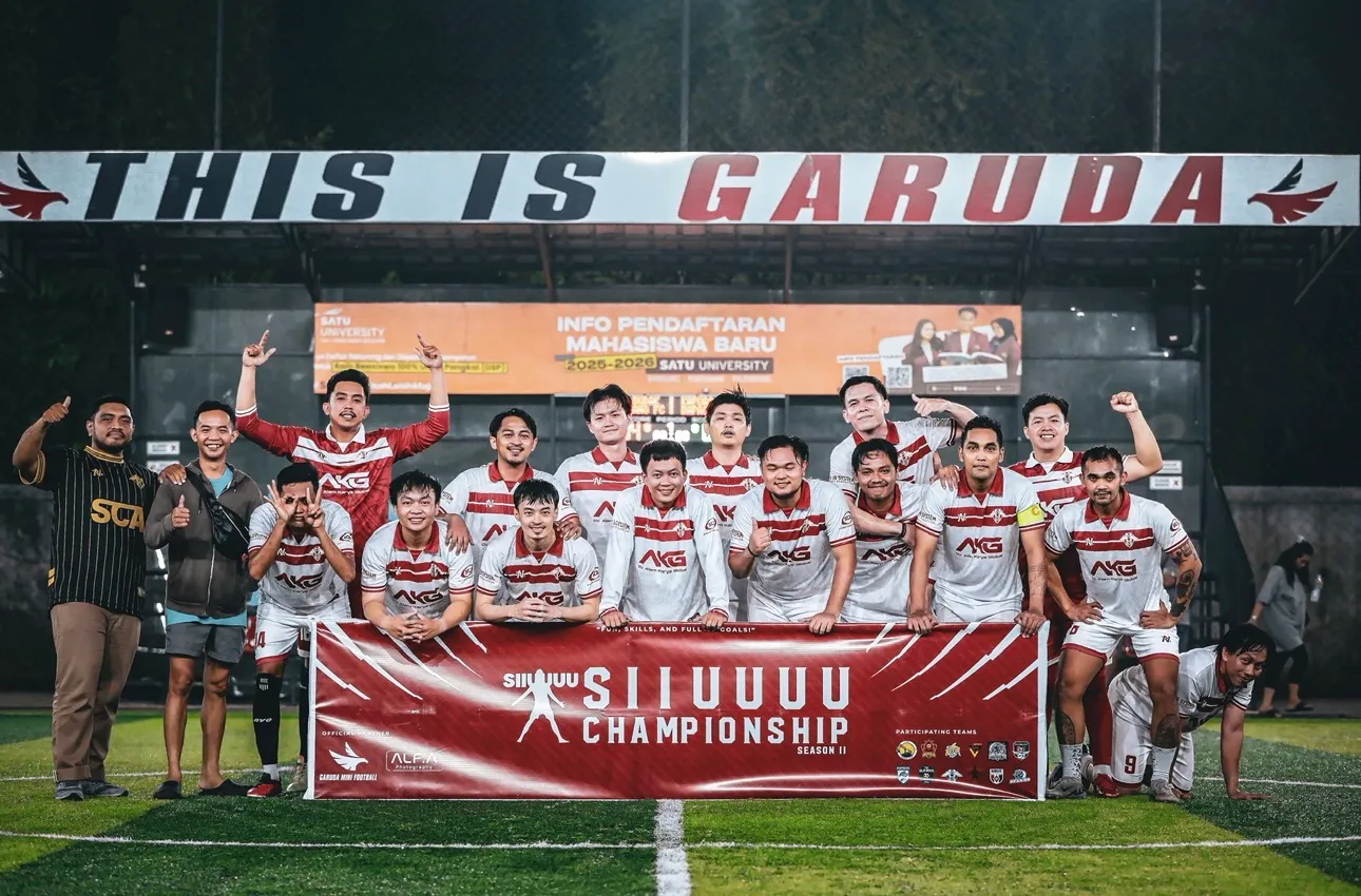 Skuad Budak Gang FC berkit NOIR putih dan merah di belakang banner juara