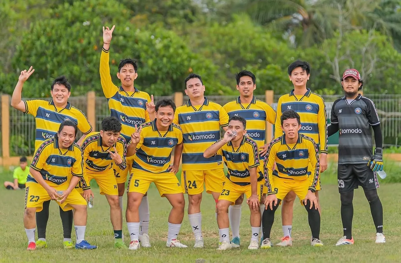 Skuad Perngabong berkit NOIR kuning dan biru dongker berfoto bersama