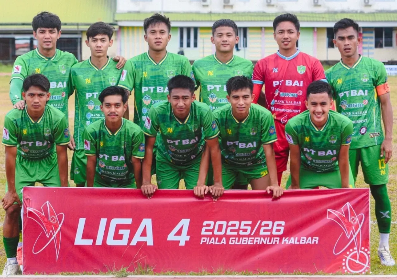 Skuad inti Persiwah FC berkit NOIR hijau, dengan kiper berbaju merah, di depan banner Liga 4 2025/26 Piala Gubernur Kalbar