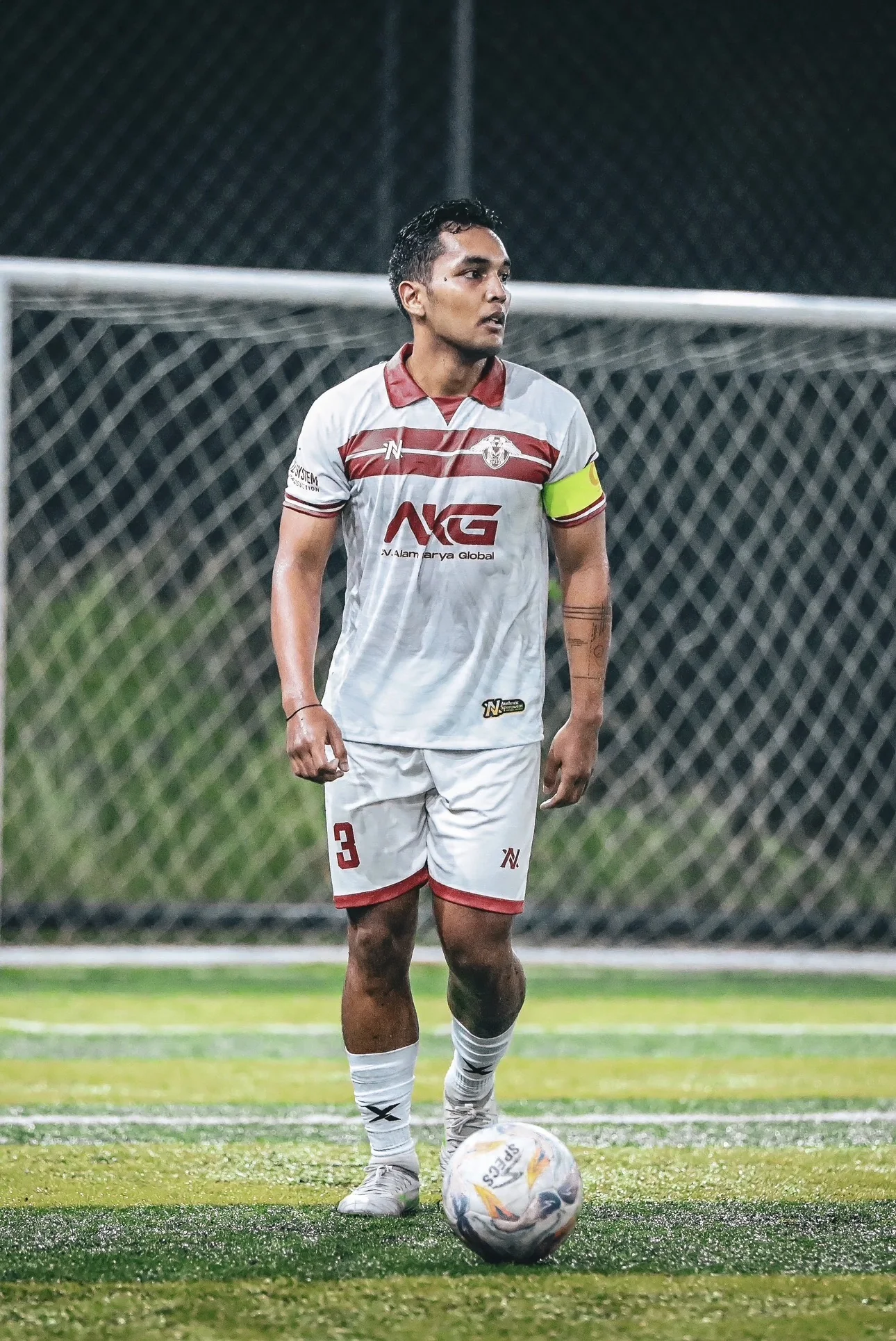 Kapten Budak Gang berkit putih-merah di lapangan futsal