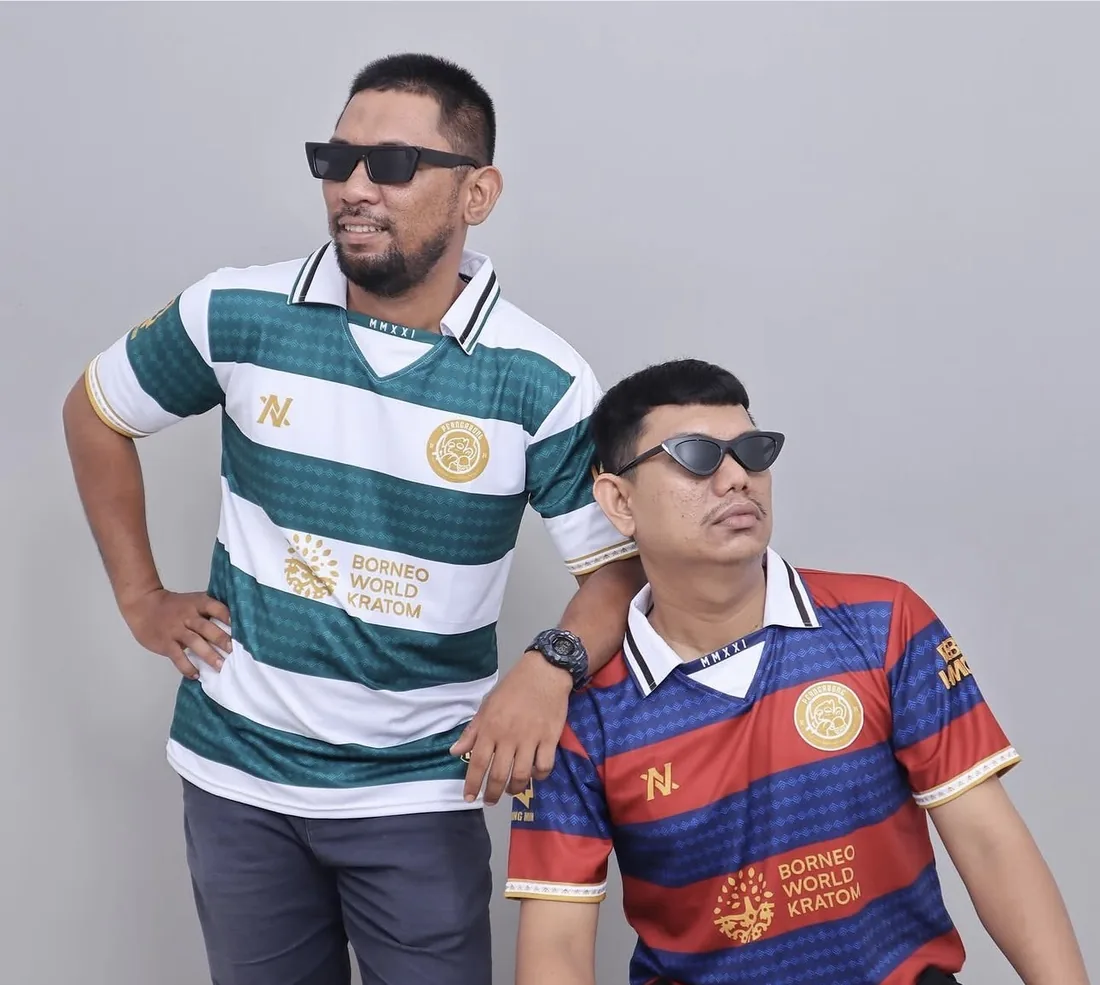 Dua pria berfoto dengan jersey Perngabong, hijau-putih dan merah-biru