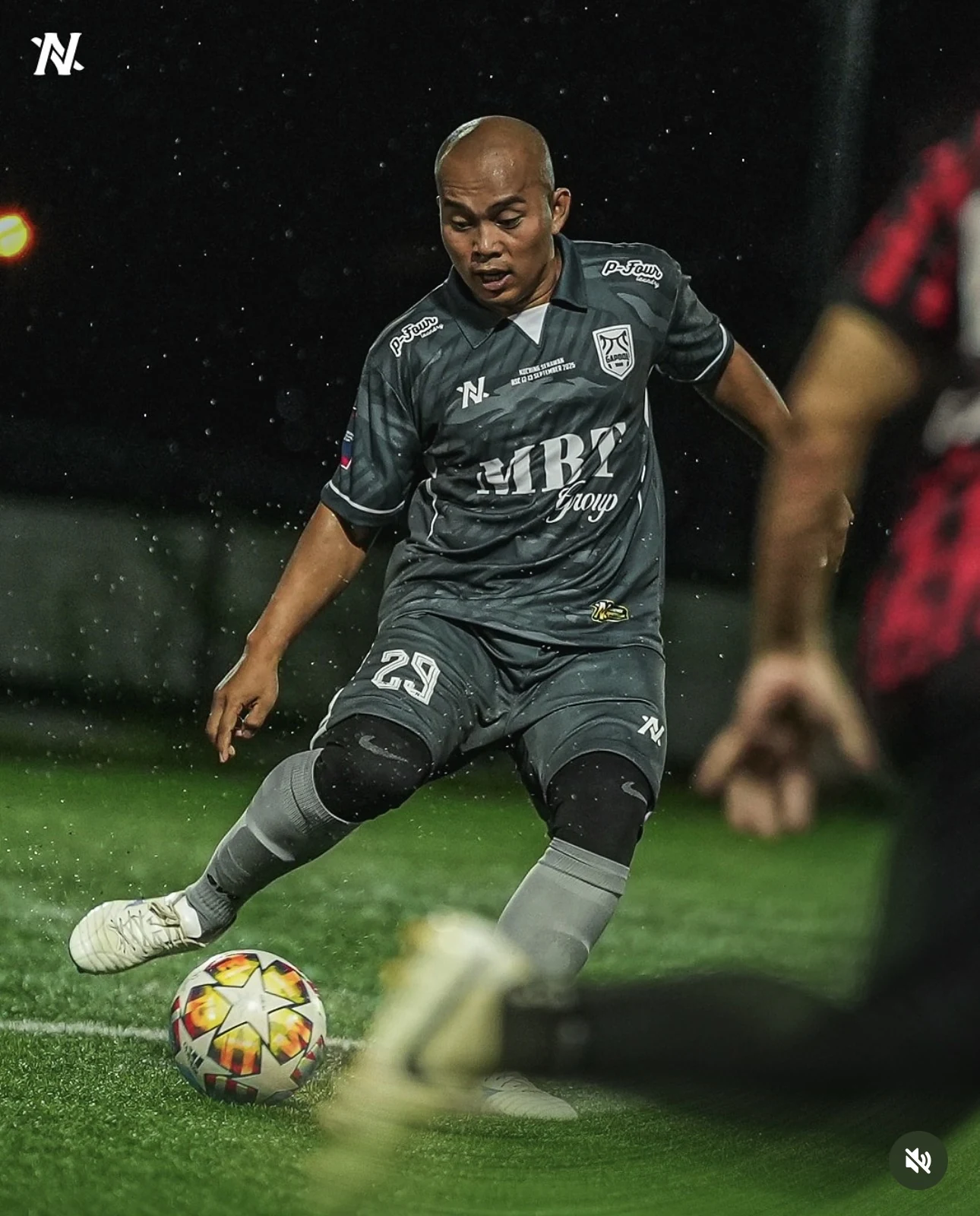 Pemain Gapdol membawa bola dalam laga malam