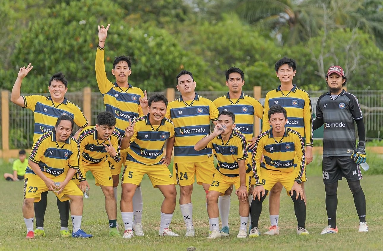 Para pemain Perngabong bersama dalam kit kuning, biru dongker, dan hitam-putih