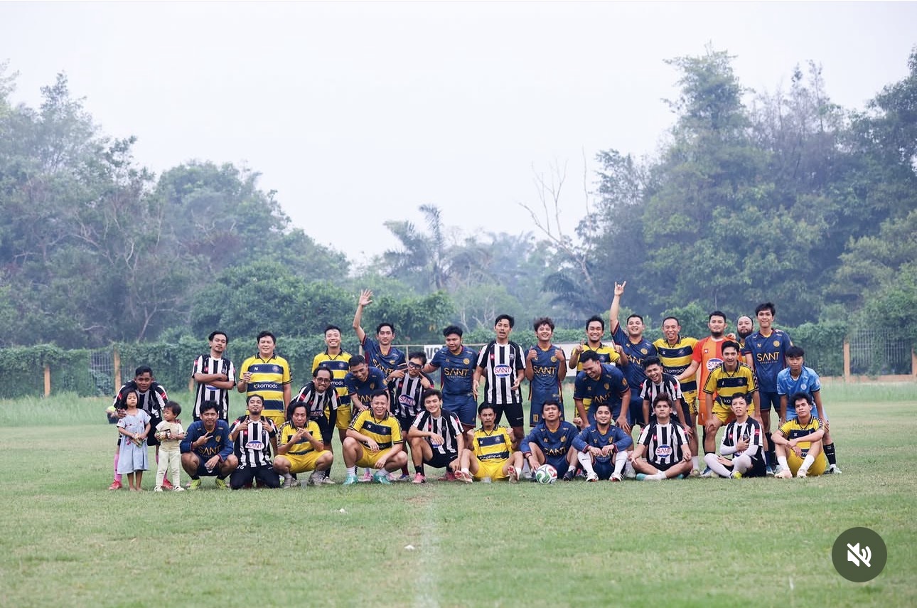 Komunitas Perngabong berkumpul setelah main bola mingguan