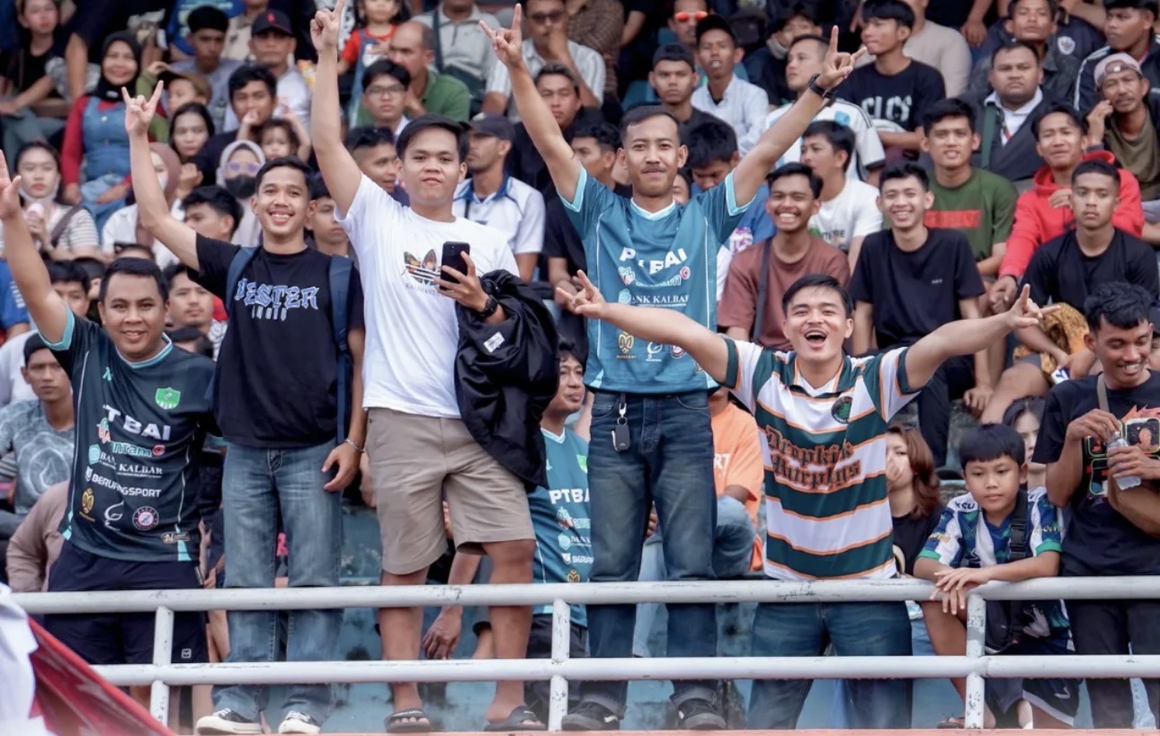 Suporter Persiwah merayakan bersama di tribun