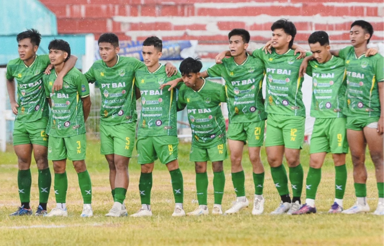Tim Persiwah berbaris bersama di lapangan