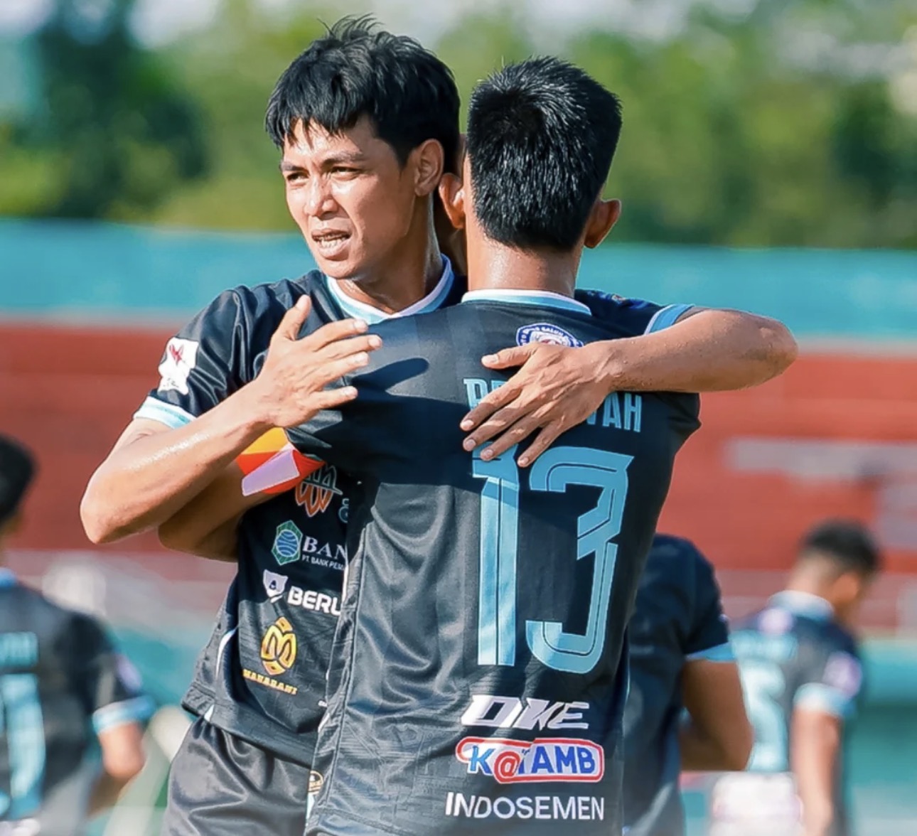 Para pemain Persiwah berpelukan di lapangan