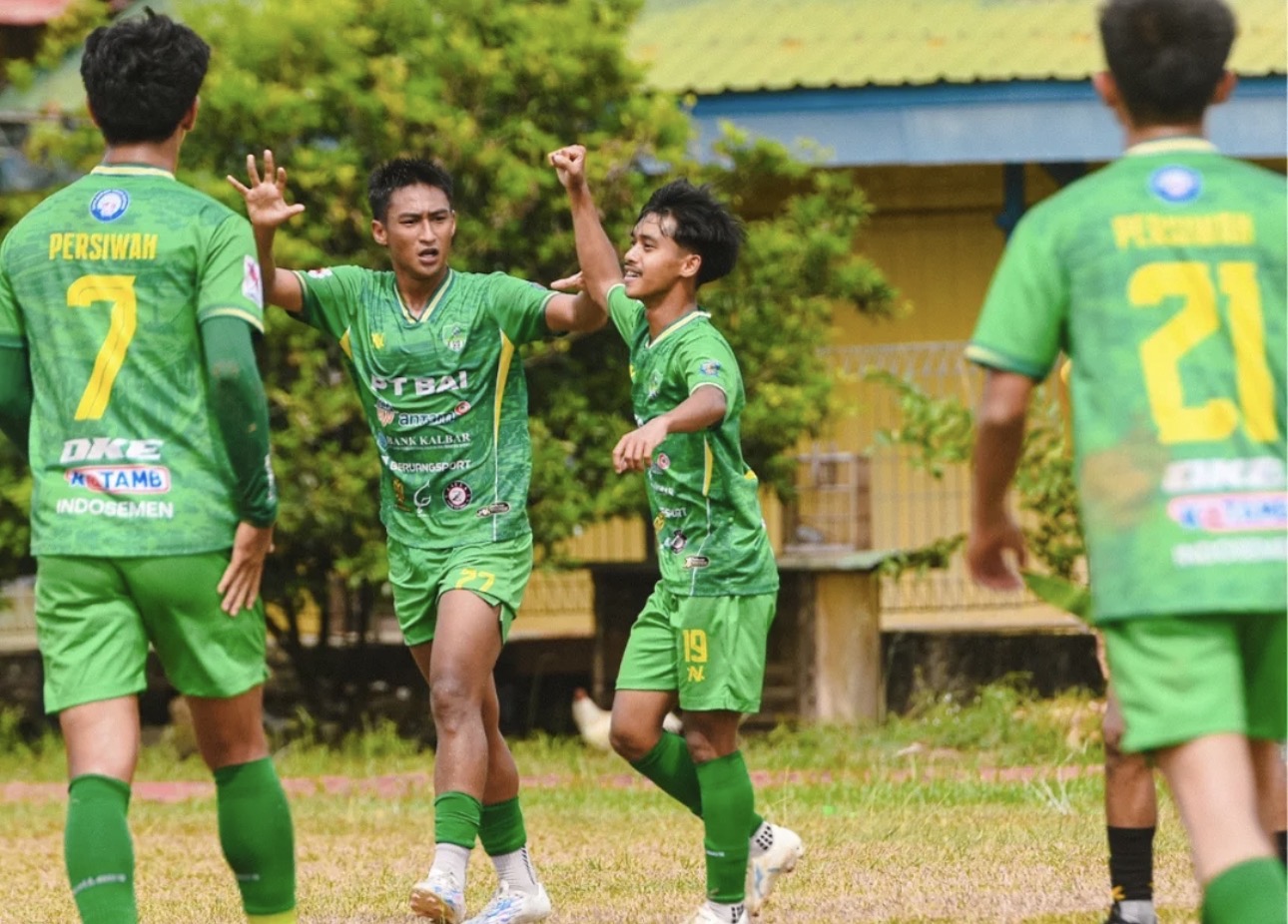 Para pemain Persiwah merayakan bersama di lapangan